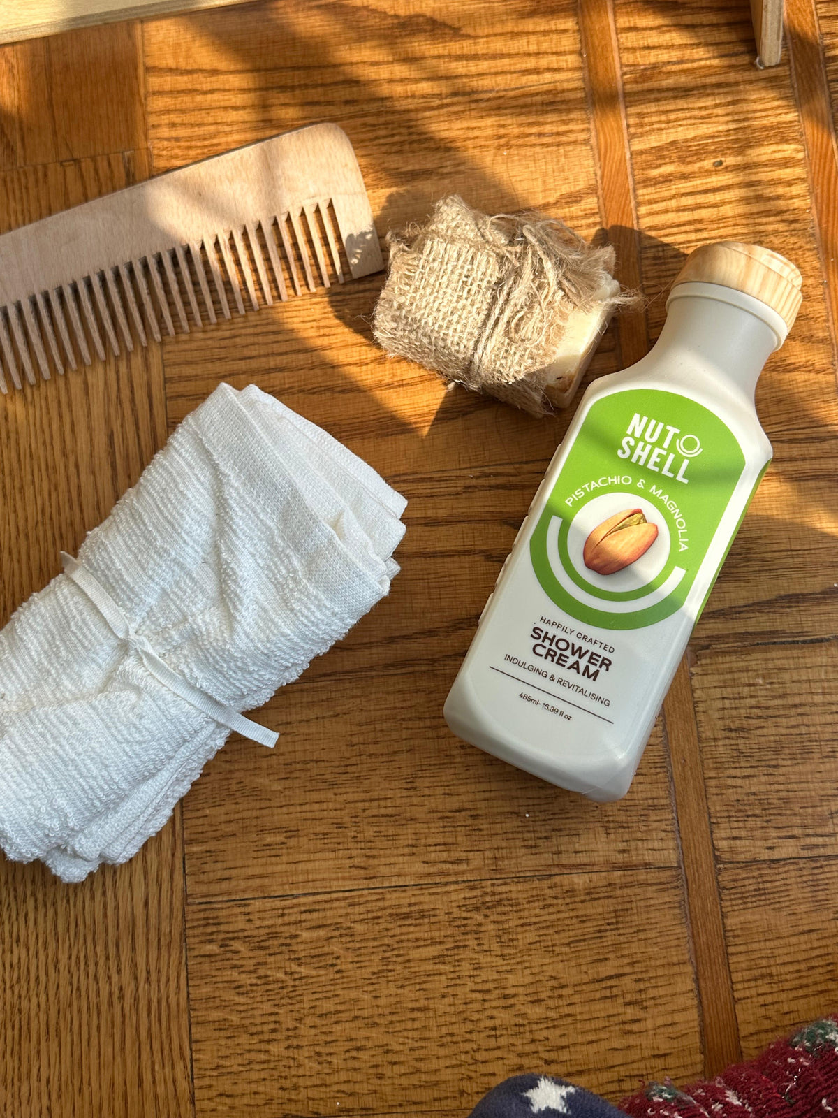 Nutshell Pistachio & Magnolia - Shower Cream 485ml